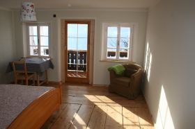 großes Schlafzimmer OG (mit Balkon zum Tal).jpg